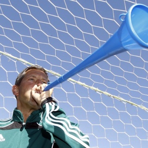 rbitro belga Frank De Bleeckere toca vuvuzela durante treinamento em Pretria