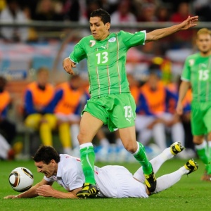 Atacante argelino Karim Matmour no conseguiu escapar da marcao inglesa e ficou sem gols