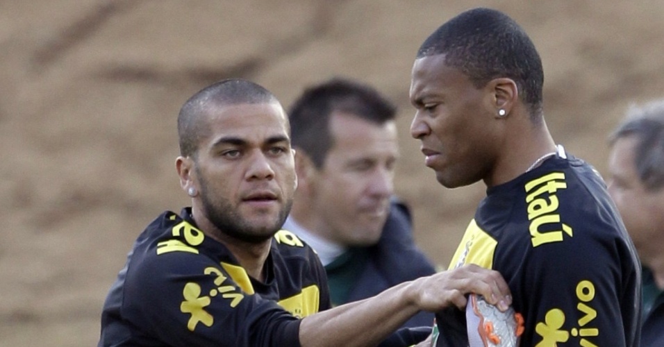 Daniel Alves e Julio Baptista participam de treino da seleção em Durban