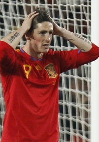 Fernando Torres lamenta uma das inúmeras chances perdidas pela Espanha contra Honduras