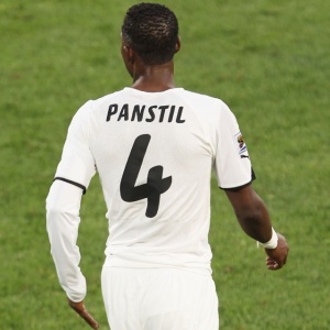 John Pantsil usa camisa com nome Panstil e mangas de tamanhos diferentes por seleo