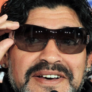 Maradona, com os óculos que ganhou no Dia dos Pais; técnico botou o genro Aguero em campo