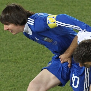 Capito, Messi  agarrado por Papastathopoulos na partida entre Argentina e Grcia