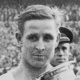 Raymond Kopa (esq.) segura troféu da Liga dos Campeões da Europa ao lado de Alfredo di Stéfano, no Real Madrid - AFP