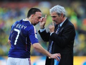 Domenech conversa com Ribery em jogo da Copa
