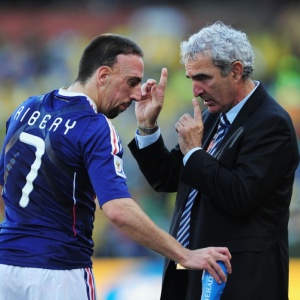 Ribery e Domenech conversam durante jogo contra a frica do Sul, que confirmou o fracasso francs