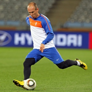 Arjen Robben usa calas durante treino da Holanda: se ele jogar com ela, ter que ser laranja