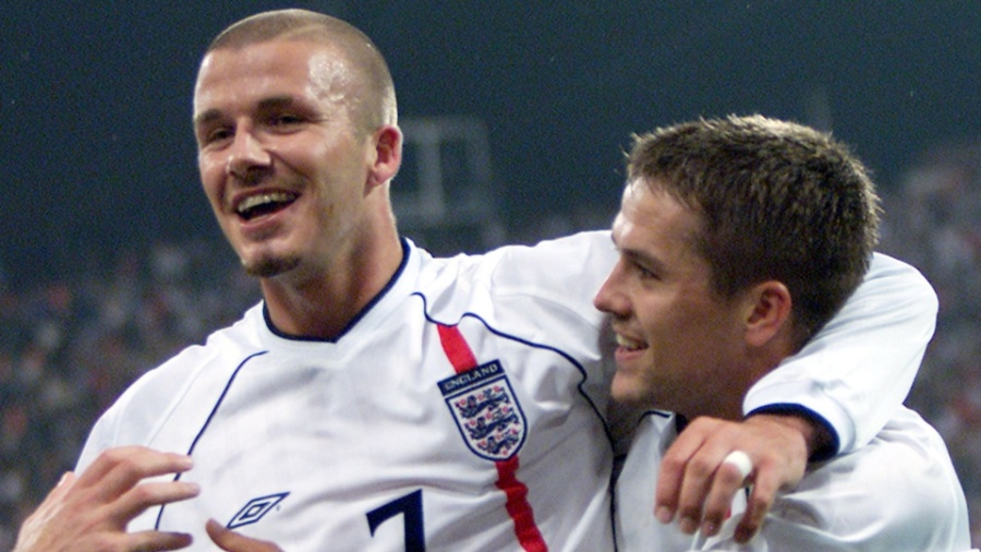 David Beckham e Michael Owen comemoram gol no jogo entre Alemanha e Inglaterra, em 2001 - Kai Pfaffenbach/Reuters