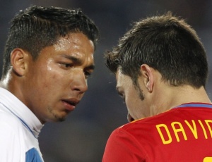 Emilio Izaguirre e David Villa discutem na partida. Antes, espanhol empurra o rosto do hondurenho