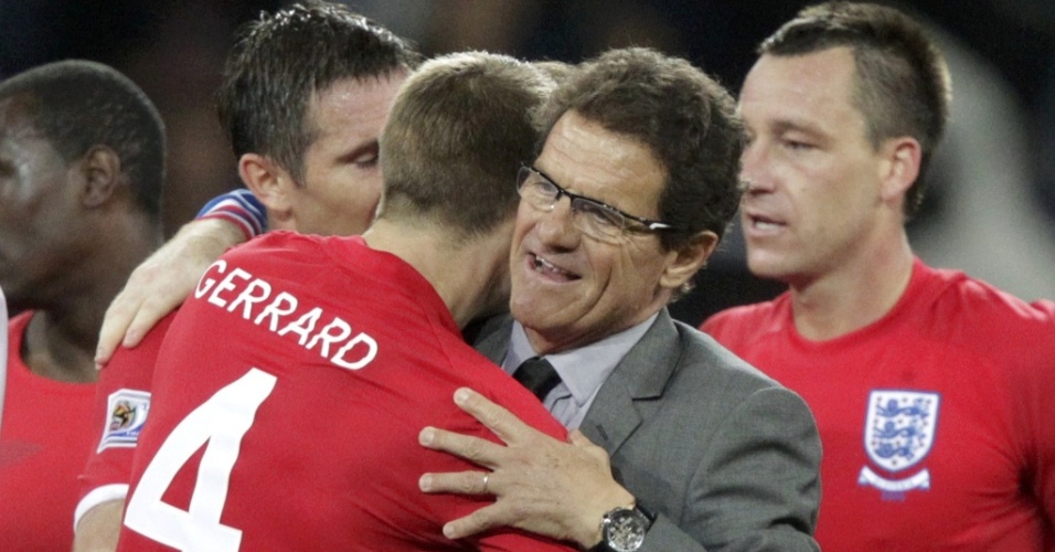 Fabio Capello recebe abraços do capitão Steven Gerrard e de Frank Lampard
