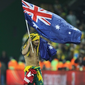 Mesmo eliminado, Tim Cahill comemora vitria australiana na partida contra a Srvia