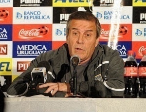 Tabrez, treinador da seleo uruguaia, conversou com reprteres no dia seguinte  classificao