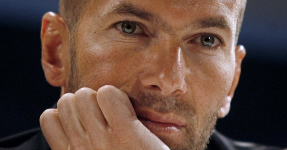 Zidane dá entrevista durante evento de seu patrocinador