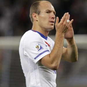 Atacante Arjen Robben aplaude os torcedores aps atuar na vitria por 2 a 1 sobre Camares