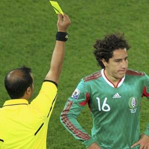 Efran Jurez leva carto amarelo do rbitro Khalil Al Ghamdi; volante mexicano diz ter aprendido lio