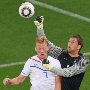O goleiro Stekelenburg pula com o companheiro Dirk Kuyt no jogo contra Camares
