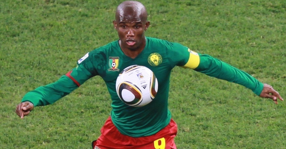 Samuel Eto'o domina a bola no jogo Holanda x Camarões