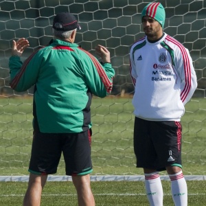 Tcnico Javier Aguirre conversa com o atacante Carlos Vela durante o treino da seleo mexicana