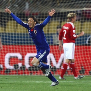 Yasuhito Endo parte para a comemorao ao marcar o segundo gol do Japo contra a Dinamarca