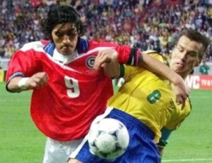 Dunga e Zamorano, na Copa de 1998, quando o Brasil venceu o Chile por 4 a 1 nas oitavas de final