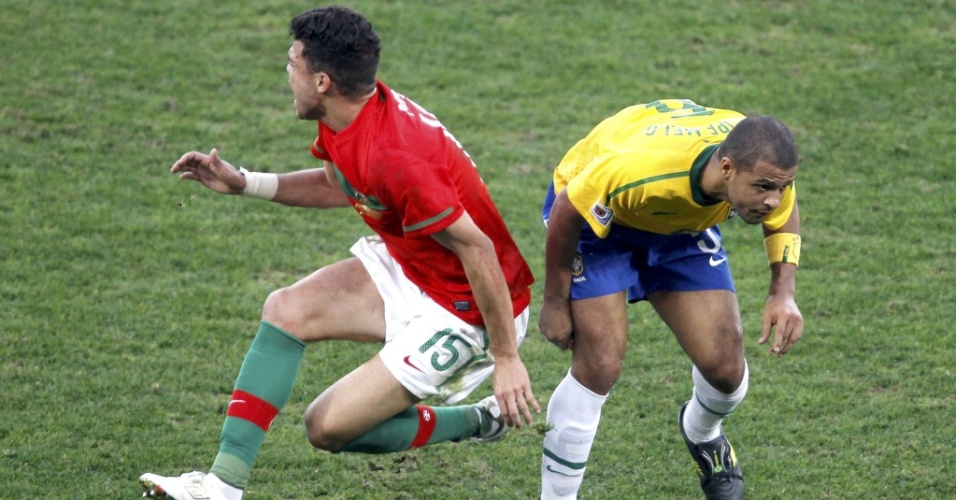 Felipe Melo (d) faz falta no brasileiro naturalizado Pepe na partida entre Brasil e Portugal