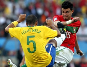 Felipe Melo, de costas, e Pepe, brigam pelo bola no empate entre Brasil e Portugal