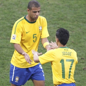 Felipe Melo ( esq.) deixa o campo para a entrada de Josu no empate entre Brasil e Portugal