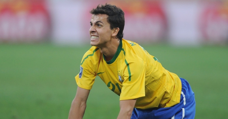 Nilmar faz careta na partida entre Brasil e Portugal
