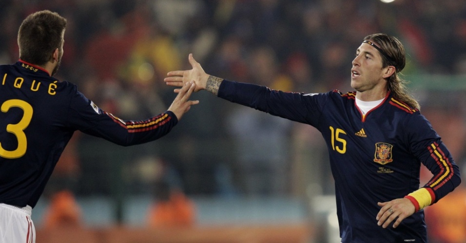 Sergio Ramos comemora com Piqué na vitória da Espanha sobre o Chile