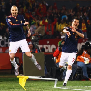 Sob o olhar de Villa (d), Iniesta comemora ao marcar o segundo gol da Espanha contra o Chile
