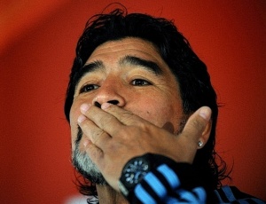 Em treino a portas fechadas, Maradona ensaiou jogadas de bola parada e manteve mistrio