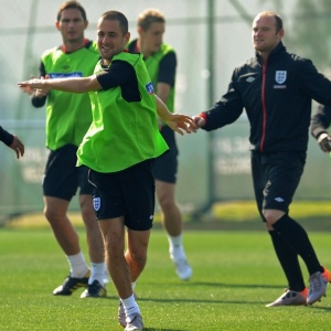 Joe Cole (ao centro) participa de treinamento da seleo inglesa para confronto com a Alemanha