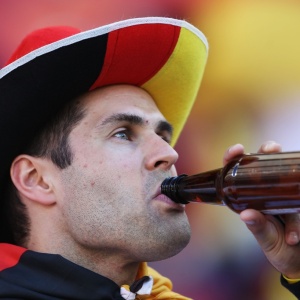 Torcedor alemo bebe cerveja durante a partida contra a Srvia pela Copa do Mundo