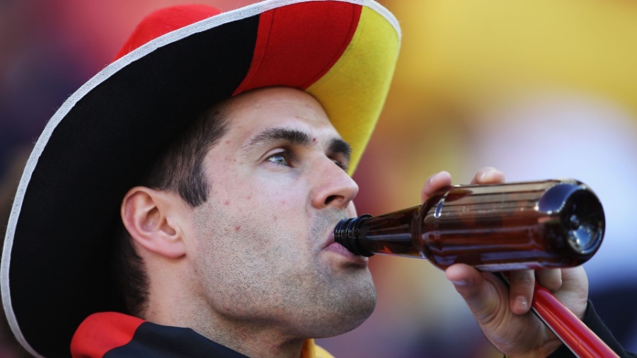 Torcedor alemão bebe cerveja durante a partida contra a Sérvia pela Copa do Mundo - Jamie Squire/Getty Images