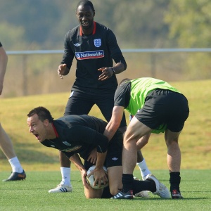 Zagueiros John Terry, Ledley King e Jamie Carragher brincam durante treinamento da Inglaterra
