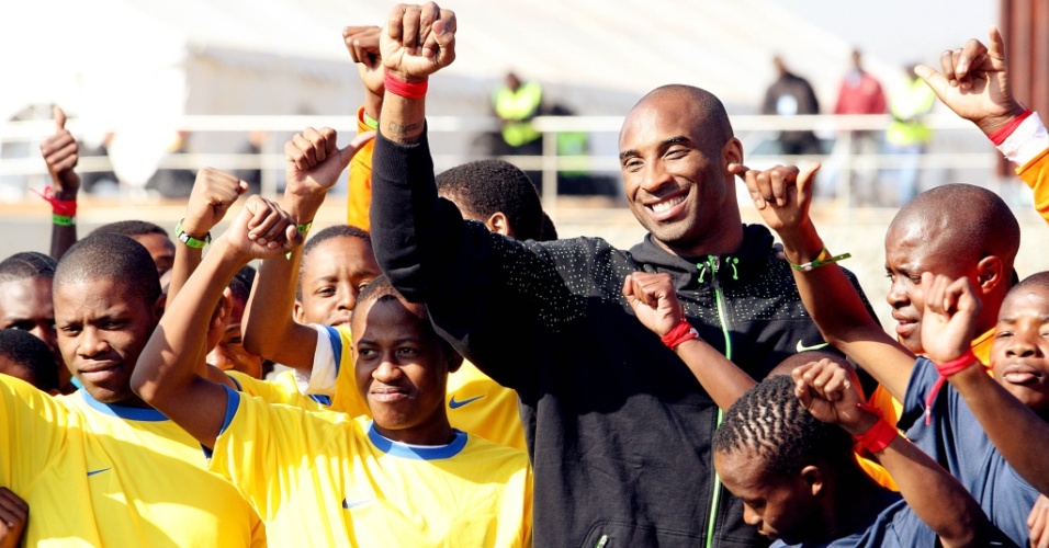 Kobe Bryant participa de evento no Soweto, em Johanesburgo
