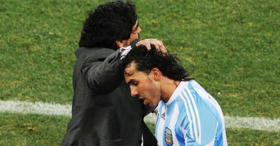 Maradona acaricia Tevez na saída do meia do jogo entre Argentina e México