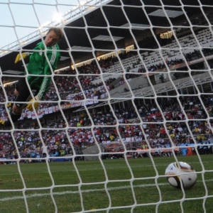 Alemo Neuer observa bola ultrapassar a linha, em gol da Inglaterra que no foi marcado pelo rbitro