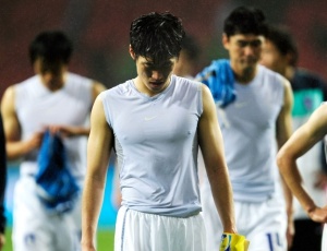 Park Ji-Sung deixa o campo após derrota para o Uruguai; capitão sul-coreano reclamou da defesa