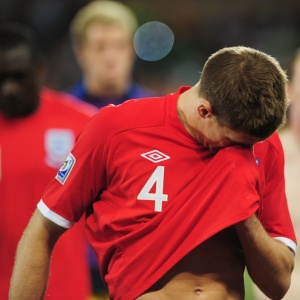 Capitão Steven Gerrard deixa o gramado lamentando a derrota por 4 a 1 para a Alemanha