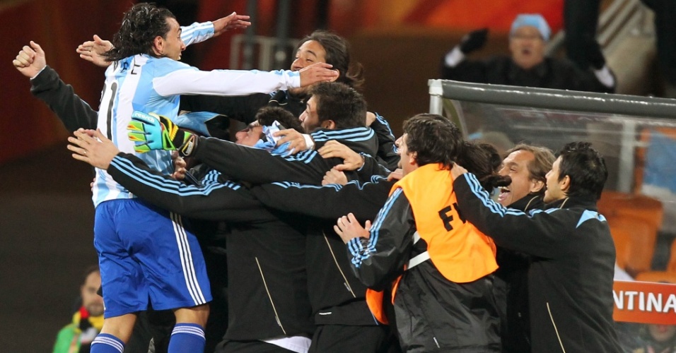 Tevez comemora com os reservas da Argentina ao marcar seu segundo gol na vitória por 3 a 1 sobre o México