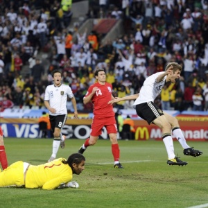 Thomas Mller (d) marca seu segundo gol na vitria da Alemanha por 4 a 1 sobre a Inglaterra