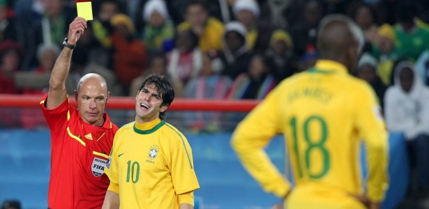 Webb mostra cartão amarelo para Kaká: árbitro inglês apitou a final de 2010