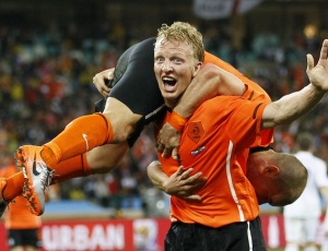 Dirk Kuyt carrega Sneijder na comemorao do 2 gol da Holanda contra a Eslovquia, pelas oitavas