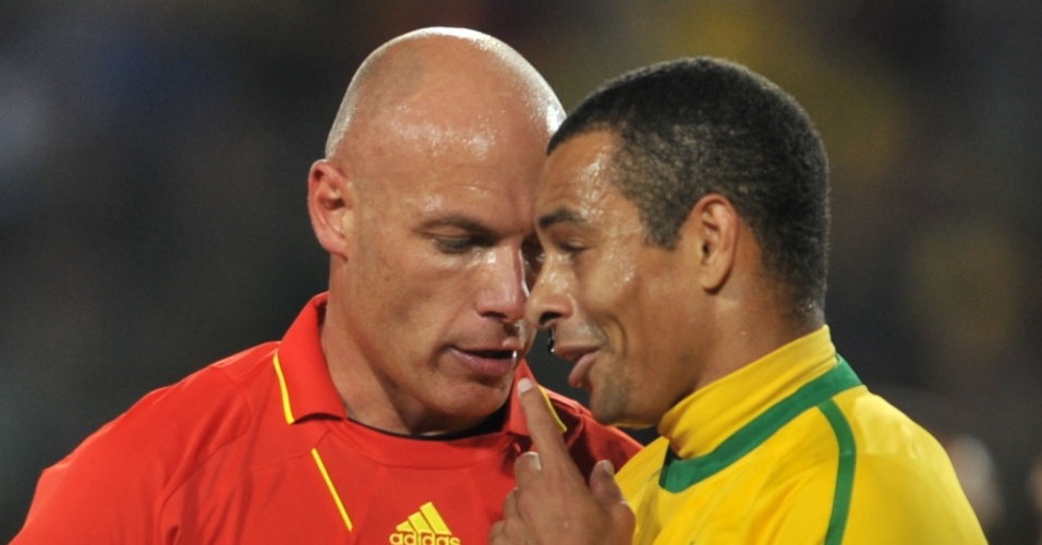 Gilberto Silva argumenta com o árbitro Howard Webb durante a partida contra o Chile