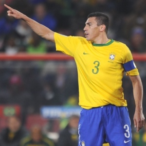 Lcio gesticula na partida entre Brasil e Chile pelas oitavas da Copa-2010; zagueiro sonha com 2014