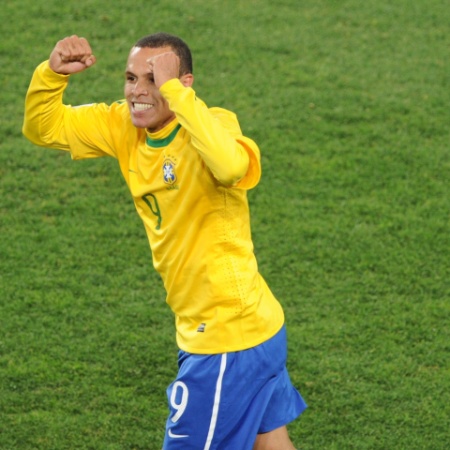 Luis Fabiano comemora ao marcar o segundo gol do Brasil contra o Chile