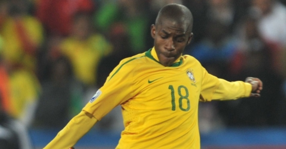 Ramires arma o chute no jogo Brasil x Chile