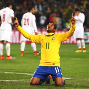 Robinho comemora o terceiro gol brasileiro contra o Chile; atacante marcou pela 1 vez em Copas