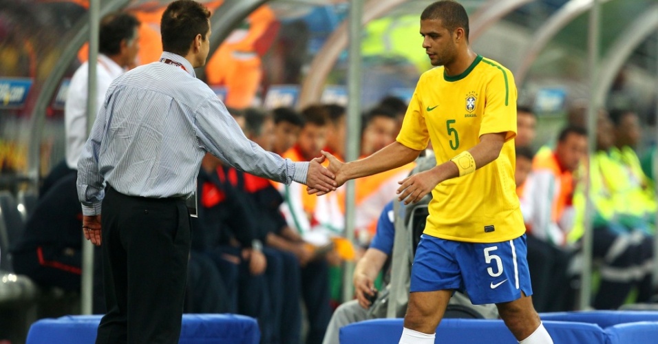 Felipe Melo é substituído pelo treinador Dunga após sofrer lesão contra Portugal